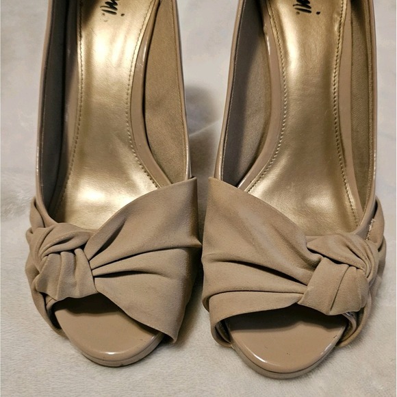 Fioni Peep-Toe Tan Patent Leather 4 In Heels Women's Size 8.5 - Picture 2 of 9